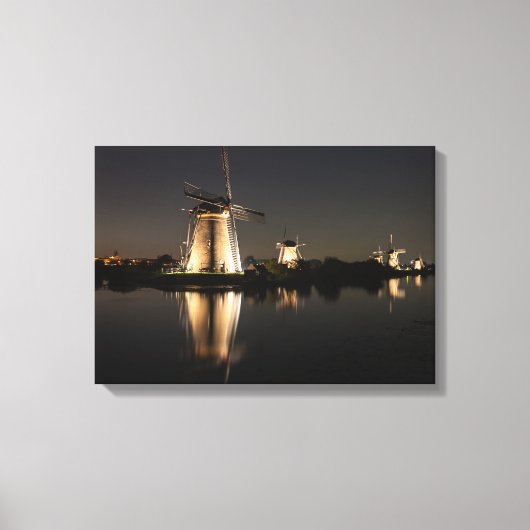 Windmolens verlicht bij nacht canvas print (Voorkant)