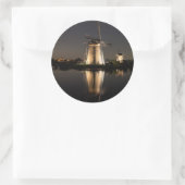 Windmolens verlicht 's nachts rond de sticker (Tas)