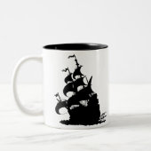 Windschip buigt voor een verse bries tweekleurige koffiemok (Links)