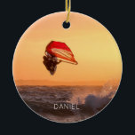 Windsurfen op het zondsurfbord keramisch ornament<br><div class="desc">Windsurfen bij zonsondergang is een verbluffende foto van een windsurfer die de golf verlicht.</div>