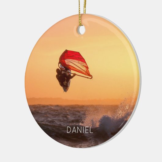 Windsurfen op het zondsurfbord keramisch ornament (Links)