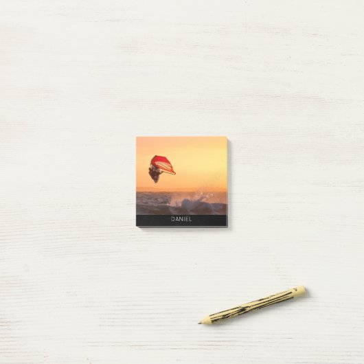 Windsurfen op het zondsurfbord post-it® notes (Op bureau)