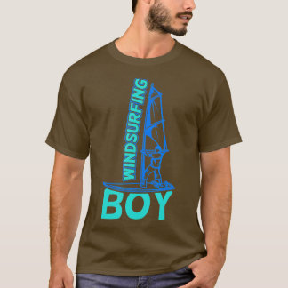 Windsurfende jongen die met een klein boarboardbor t-shirt