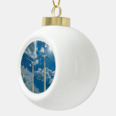 Windturbines Blue Sky Clouds Keramische Bal Ornament (Rechts)