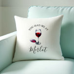 Wine Lover Gift die je me op Merlot had Kussen<br><div class="desc">Op zoek naar ideeën voor wijnliefhebbers met een trendy twist? Dit "You Had Me at Merlot" kussen voor een stoel is een must-have voor elke liefhebber van rode wijn. Met een geestige woordspeling en een stijlvolle illustratie van een wijnglas, combineert het humor en elegantie - waardoor het het perfecte geschenk...</div>