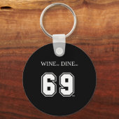 Wine Me Dine Me 69 Me Funny Men Man Woman Women Fu Sleutelhanger (Voorkant)