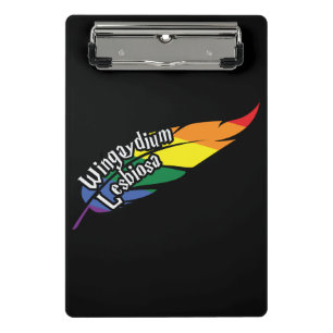 Wingaydium Lesbiosa – Grappige LGBTQ+ magische woo Mini Klembord