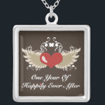 Winged Jubileum Ketting<br><div class="desc">Een warm rood en neutraal hart dat zijn huwelijkscadeaus,  kantoorbenodigdheden,  wenskaarten en kleding van de eerste verjaardag aansluit bij de woorden 'Eén jaar gelukkig ooit'. Viel je eerste jaar van het huwelijk samen met deze schattige en trendy cadeautjes ter gelegenheid van de eerste verjaardag voor jou en je echtgenoot.</div>