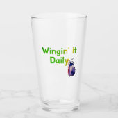 Wingin It Dagelijkse Grappige Bug Humor Glas (Voorkant)