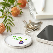 Wingin It Dagelijkse Grappige Bug Humor Sleutelhanger (Zijkant)