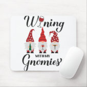 Wining met mijn gnomen. Drink gnomen. Funny win Muismat (Met muis)