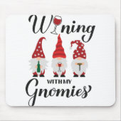 Wining met mijn gnomen. Drink gnomen. Funny win Muismat (Voorkant)