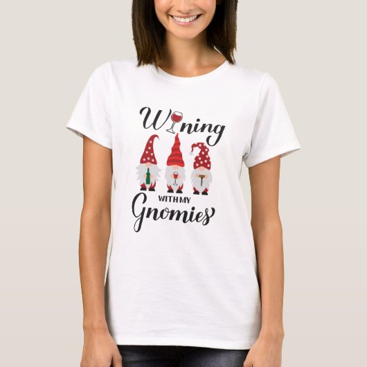 Wining met mijn gnomen. Drink gnomen. Funny win T-shirt (Voorkant)