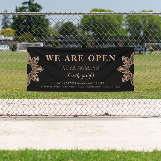 winkel met elegante zwarte lederwerker spandoek (Insitu)