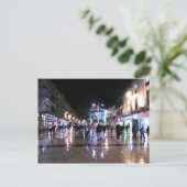 Winkelen in de regen briefkaart (Staand voorkant)