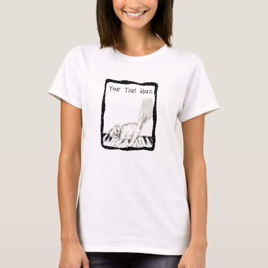 Winkelende kat op Piano Keys Black Border Stippen T-shirt (Voorkant)