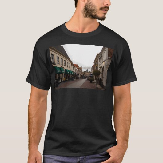 Winkelstraat Elburg Nederland. T-shirt (Voorkant)