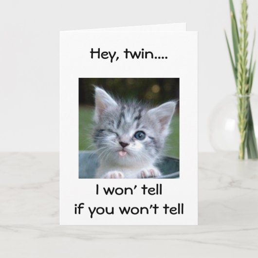 WINKING KITTEN ZEGT HAPPY BIRTHDAY TWIN-HUMOR KAART (Voorkant)