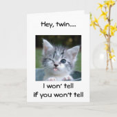 WINKING KITTEN ZEGT HAPPY BIRTHDAY TWIN-HUMOR KAART (Gele Bloem)
