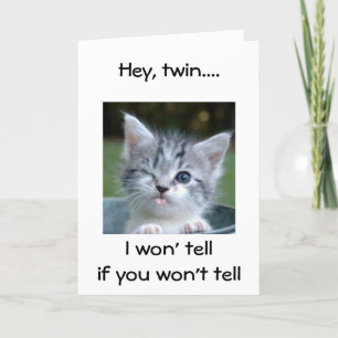 WINKING KITTEN ZEGT HAPPY BIRTHDAY TWIN-HUMOR KAART