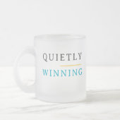 Winnen in stilte – Minimaal typografie Matglas Koffiemok (Links)