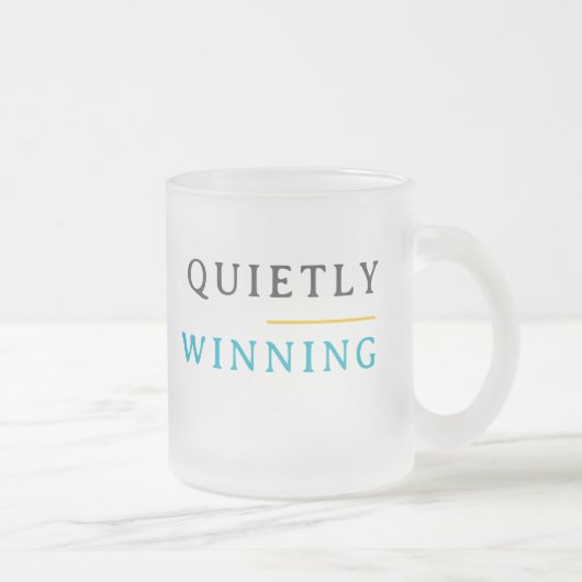 Winnen in stilte – Minimaal typografie Matglas Koffiemok (Rechts)