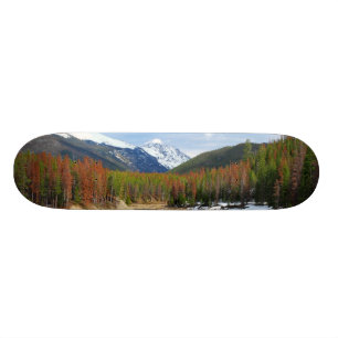 Winnende Colorado met bergen en pijnbomen Persoonlijk Skateboard