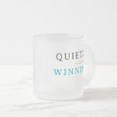Winning Quietly – Minimal Typography  Matglas Koffiemok (Voorkant rechts)