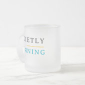 Winning Quietly – Minimal Typography Matglas Koffiemok (Voorkant links)