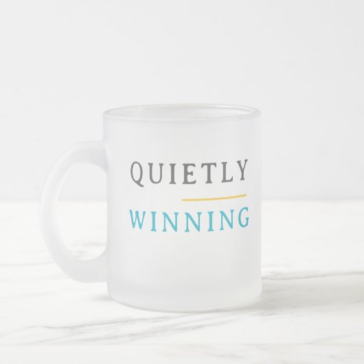 Winning Quietly – Minimal Typography  Matglas Koffiemok (Links)
