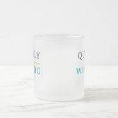 Winning Quietly – Minimal Typography Matglas Koffiemok (Center)