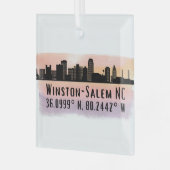 Winston-Salem City Skyline Latitude en Lengtegraad Glas Ornament (Voorkant links)