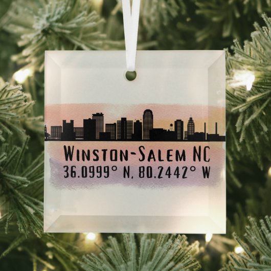 Winston-Salem City Skyline Latitude en Lengtegraad Glas Ornament (Insitu)