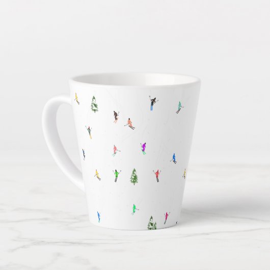 Winter Alpine Skiërs Skiën Patroon Latte Mok (Linkerhoek)