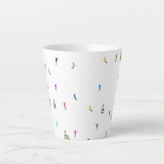 Winter Alpine Skiërs Skiën Patroon Latte Mok (Voorkant)