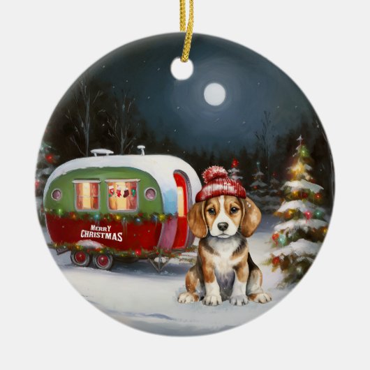 Winter Beagle Caravan Kerstavontuur Keramisch Ornament (Voorkant)