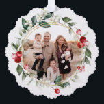 Winter Berry Family Foto Ornament Kaart<br><div class="desc">Deze familie kerst ornament kaart heeft een prachtige waterverf lijst van bessen en gebladerte rondom uw foto. Op de achterkant staat een tekst met de tekst: "Wens je deze kerst vrede en geluk. U kunt uw naam en het jaar personaliseren.</div>