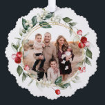 Winter Berry Family Foto Ornament Kaart<br><div class="desc">Deze familie kerst ornament kaart heeft een prachtige waterverf lijst van bessen en gebladerte rondom uw foto. Op de achterkant staat een tekst met de tekst: "Wens je deze kerst vrede en geluk. U kunt uw naam en het jaar personaliseren.</div>