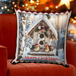 Winter Bird House Christmas Animal Art Kussen<br><div class="desc">Kussen met een schilderij van een wintervogelhuis in een met sneeuw bedekt bos. Mooi voor Kerstmis.</div>