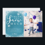 Winter Birthday Party Boy Foto Bedankkaart<br><div class="desc">Sneeuwfeest met wintersneeuw bedankt je fotosjabloonkaart in turkooisblauw met witte gloeiende sneeuw en sneeuwvlokken met een tekst van een typografiescript die zegt: "Hartelijk dank voor sneeuw." Het editable bericht bedankt gasten voor het komen aan de partij en voor het geschenk. De achtergrond is blauw. Geweldig voor de eerste verjaardag van...</div>