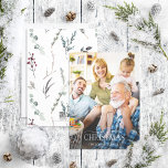 Winter Black Botanical Merry-kerstfototoestel Feestdagenkaart<br><div class="desc">Op zoek naar een mooie en unieke vakantiekaart die dit jaar naar je vrienden en familie zal worden gestuurd? Kijk niet verder dan onze Kaart van de Winterzwarte Botanische Kerstaffoto van de Kerstavond. Deze eenvoudige en elegante kaart is voorzien van uw favoriete volledige foto van het midden tot donkertoon, voorzien...</div>