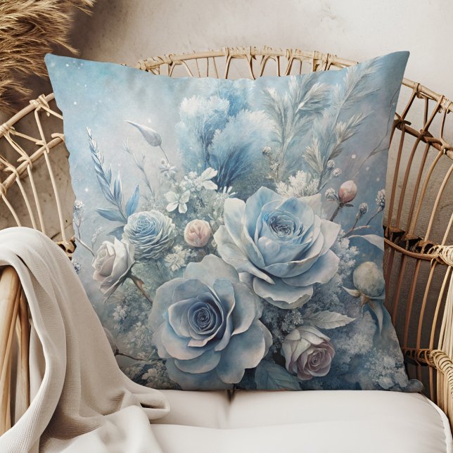 Winter Blau Roos Boeket Sierkussen (Winter Blue Rose Bouquet Decorative Pillow in a boho rattan armchair.)