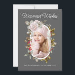 Winter Bloemen en Evergreens Vakantie Foto Feestdagenkaart<br><div class="desc">Deze wonderbaarlijke elegante kerstfeestelijke fotokaart heeft een unieke mix van roze rozen met evergroenen en heilig met rode bessen op een rijke grijze achtergrond om een prachtige combinatie te vormen. Het ovaal lijst rondom je foto maakt een prachtig smaakvolle en unieke kerstkaart. Pas de tekst sjabloon aan met uw familienaam...</div>