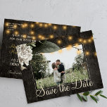 Winter bloemen en schuur hout save the date bruilo aankondigingskaart<br><div class="desc">Witte roombloemen met seizoensgebonden gebladerte en rustieke snaren van twinkle lichten op donkerbruine elegante schuur houtfoto opslaan van de datum bruiloft briefkaart.           Eenvoudig te personaliseren met je namen en tekst!            Geschikt voor bloemenwinter,  zomerse of herfstzomer herfst / tuin achtertuin rustieke land of boerderij thema bruiloften.</div>