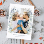 Winter Bloemen Lijst Dusty Blue Foto Feestdagenkaart<br><div class="desc">Introductie van onze prachtige vakantiepas met een zacht stoffig blauw waterverf bloemig lijst ontwerp met blauwe kerstbessen! Deze prachtige kaart is de perfecte manier om warme vakantiewensen naar uw dierbaren te sturen. De kaart heeft een aanpasbare fotoruimte, zodat u uw favoriete familiefoto kunt toevoegen en uw kaart nog verder kunt...</div>