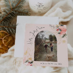 Winter Bloemen Roze Holly Jolly Christmas One Foto Feestdagenkaart<br><div class="desc">Deze winterse bloemenroze Holly Jolly Christmas one-fotovakantiepas heeft een grillig en elegant ontwerp met levendige waterverf-afbeeldingen van rode en roze poinsettia's en delicaat wintergroen. Met chique botanische elementen zoals dennen-, hulst- en winterbessen, voegt het kleurrijke palet van de kaart, inclusief stoffig roos en gouden accenten, een boho-touch toe aan een...</div>