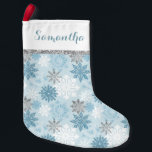 Winter Blue en Silver gepersonaliseerd Kleine Kerstsok<br><div class="desc">Decoreer voor Kerstmis met deze schattige blauwe en zilveren sneeuwvlok op maat voor kerstmis. Deze blauwe sneeuwvlok met kerstmis is volledig aanpasbaar! U kunt de tekst bewerken door op deze sjabloon te klikken. Deze gepersonaliseerde kerstvoorraad biedt een ijzige blauwe, witte en zilveren glitter sneeuwvlokachtergrond en een ruimte bovenaan om jouw...</div>