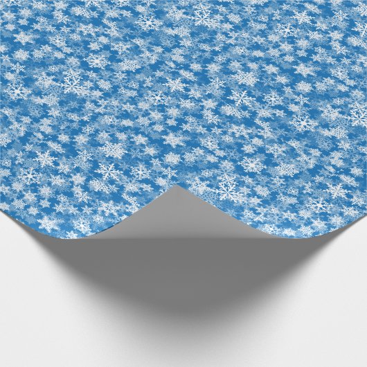 Winter Blue met White Snowflakes Pattern Cadeaupapier (Hoek)