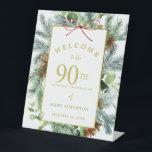 Winter Botanische 90th Birthday Party Welcome Reclamebord Met Voetstuk<br><div class="desc">Elegant winter botanische griep verwelkomde bord voor een 90e verjaardag op de verjaardag van de geboorte in december, januari of februari. Donkere groene dennennetjes met lichtgroene eucalyptusbladeren en wijnstokken. Bruine dennenkegels voegen textuur en diepte toe. Een rechthoekig gouden lijst geeft het een elegante rustige vibe. De 80ste verjaardag van de...</div>
