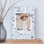 Winter Bouquet | Hanukkah-fotokaart Feestdagenkaart<br><div class="desc">De Elegant Hanukkah-fotokaart is voorzien van een favoriete verticale of portretgeoriënteerde foto, omringd door een grens met een delicate blauwe botanische foliage en kleine bloesems van waterverf. Uw douane vakantiegroet en familienaam of namen verschijnen onder uw foto in het geheime grijze lettertype. Pas de rug met twee extra foto's en...</div>